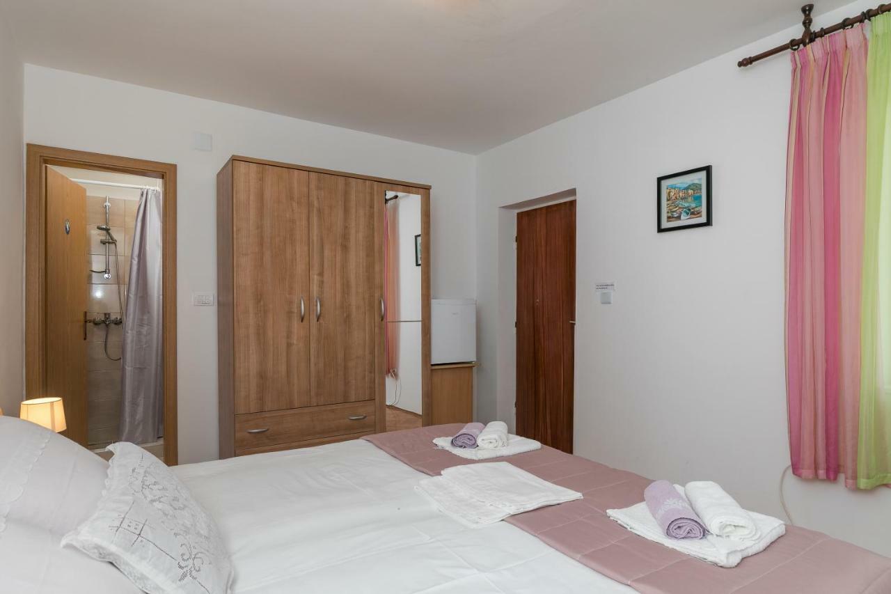 Mini Apartment Petra - Rooms Purple & Green With Kitchen And Garden ドゥブロブニク エクステリア 写真