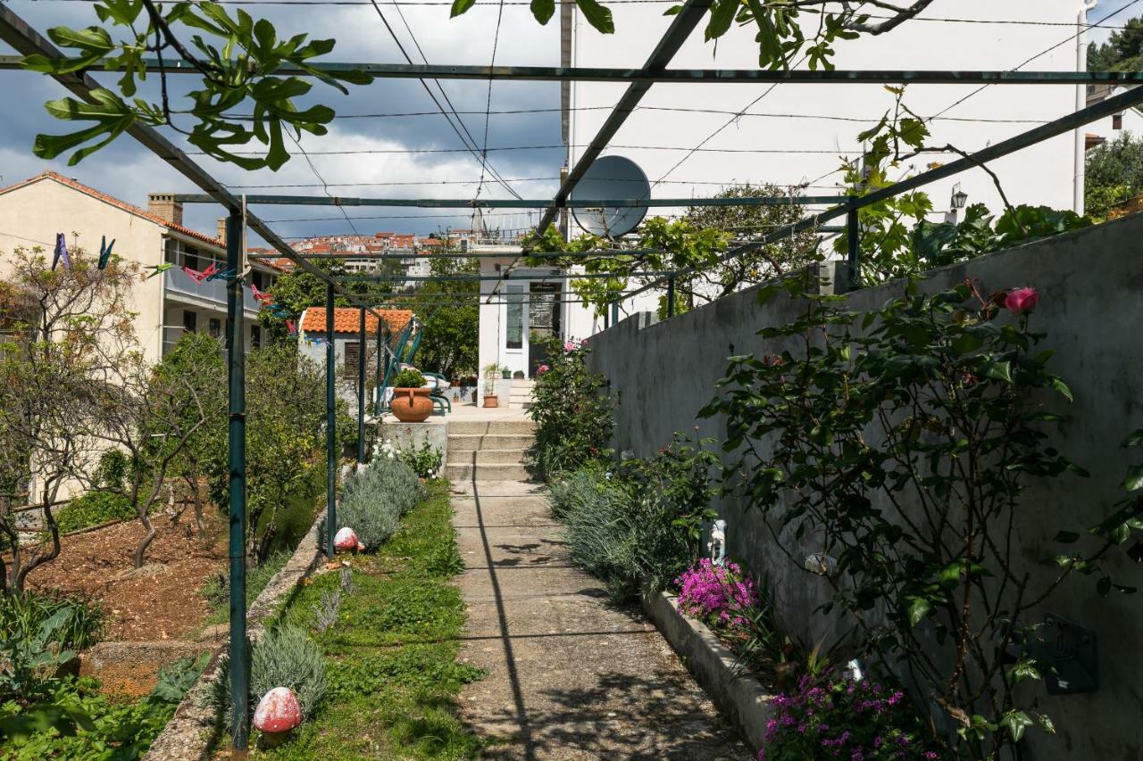 Mini Apartment Petra - Rooms Purple & Green With Kitchen And Garden ドゥブロブニク エクステリア 写真